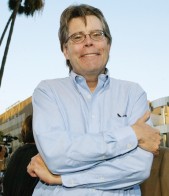 Stephen King faz doação para um grupo de controle de armas no Maine.